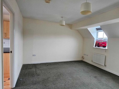 Flat to rent in Tracy Avenue, Langley, Slough SL3