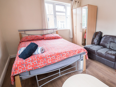 Great room in 3-bedroom flat in Bethnal Green, London