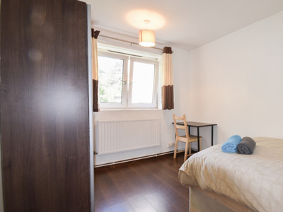 Huge room in 4-bedroom flat in Spitalfields, London