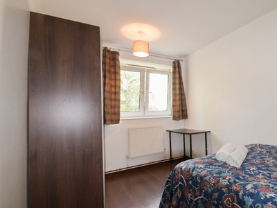 Large room in 4-bedroom flat in Spitalfields, London