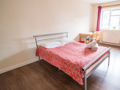 Lovely room in 3-bedroom flat in Bethnal Green, London
