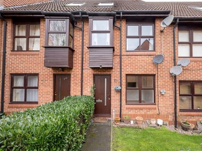 Flat to rent in Chapelmount Road, Woodford Green IG8