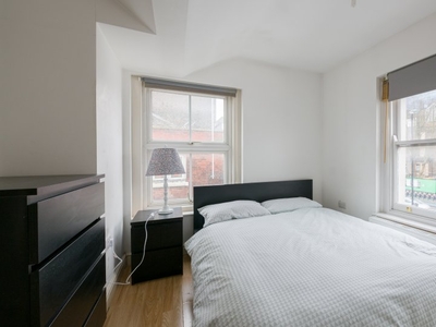 Room for rent in 4-bedroom apartment in Tower Hamlets