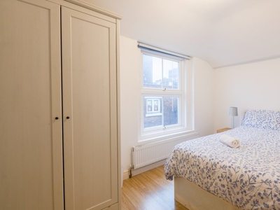 Room for rent in 4-bedroom apartment in Tower Hamlets