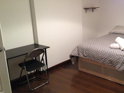 Room for rent in 4-bedroom flat in Spitalfields, London