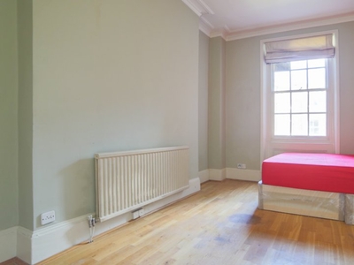 Room in 5-bedroom flatshare in City of Westminster, London