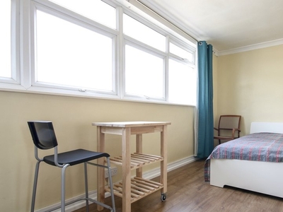 Rooms for rent in 4-bedroom duplex in Old Street, London