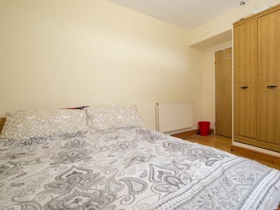 Spacious room in 5-bedroom flatshare in Putney, London