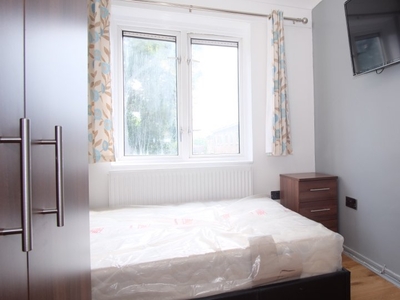 Sunny room to rent in 5-bedroom flat in Wimbledon, London