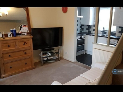 1 bedroom end of terrace house for rent in Hyacinth Close, Hampton, TW12