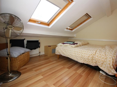 2 bedroom flat for rent in Claude Road, Roath, CF24