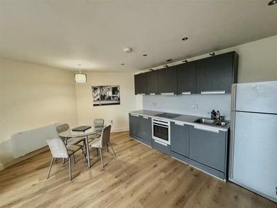 2 bedroom apartment for rent in Altolusso, Bute Terrace. City Centre, Cardiff, CF10