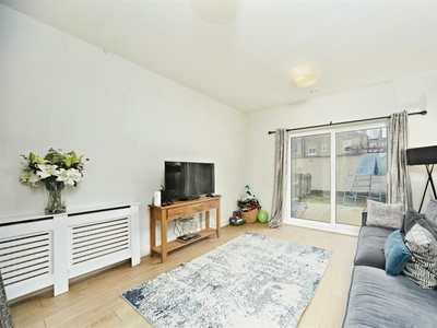 2 bedroom apartment for rent in Byton Road, London, SW17