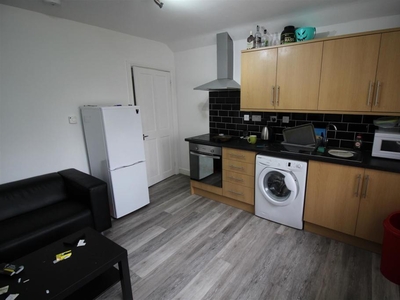 2 bedroom flat for rent in **£110pppw** Woodside Road, Lenton Abbey, NG9 2SB - UON, NG9