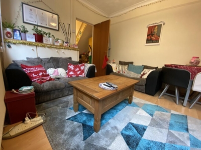 2 bedroom flat for rent in Allensbank Road, Heath, CF14