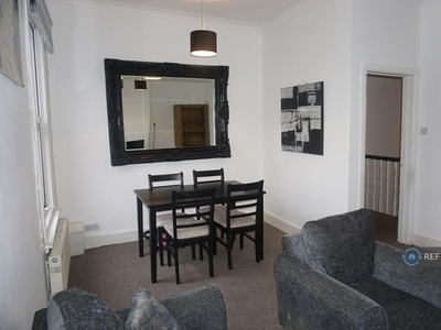 2 bedroom flat for rent in Garratt Lane, London, SW17