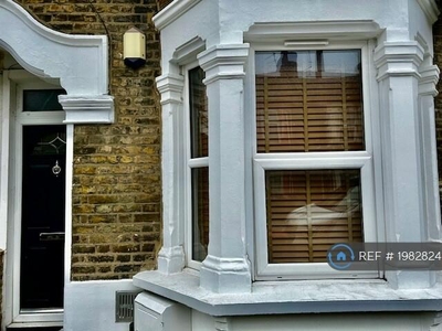 2 bedroom flat for rent in Kildare Road, London, E16