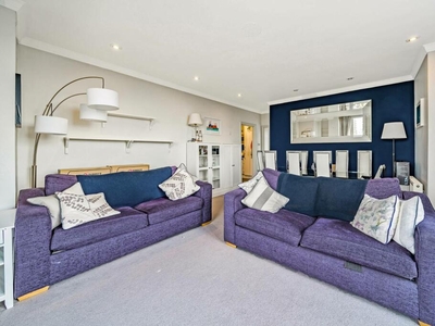 2 bedroom flat for rent in Trade Tower, Wandsworth, London, SW11