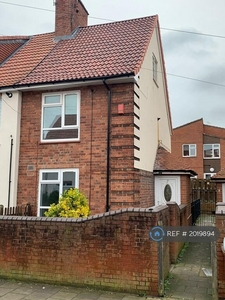 3 bedroom end of terrace house for rent in Hoten Road, Nottingham, NG2