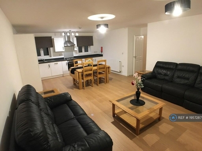 3 bedroom flat for rent in Bonaire Grange, Bletchley, Milton Keynes, MK3