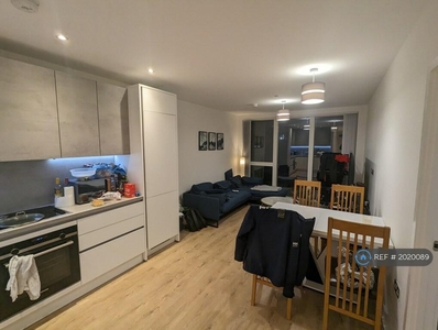 3 bedroom flat for rent in Olympic Park Avenue, London, E20