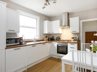 3 bedroom flat for rent in Penwith Road London SW18