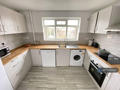 3 bedroom flat for rent in Woodford Green, Woodford Green, IG8
