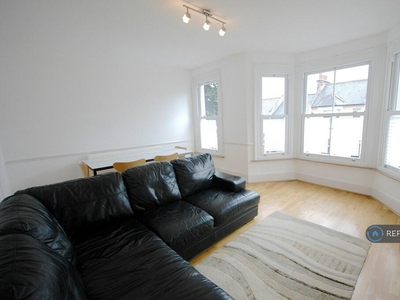 3 bedroom flat for rent in Blackheath, London, SE3