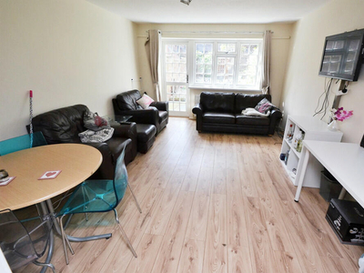 3 bedroom terraced house for rent in Bluecoat Close, Nottingham, NG1