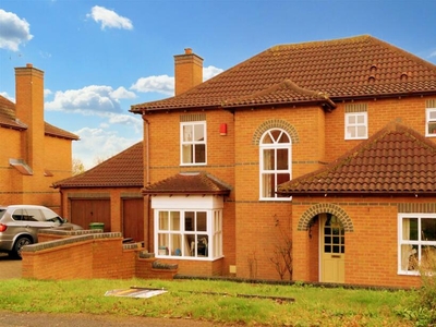 4 bedroom detached house for rent in Dunchurch Dale, Walnut Tree, Milton Keynes, MK7