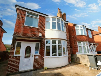 4 bedroom detached house for rent in Warwick Avenue, Beeston, NG9