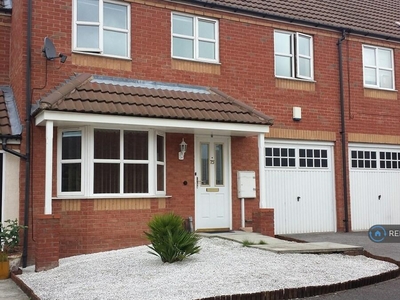 4 bedroom terraced house for rent in Edmonstone Crescent, Nottingham, NG5