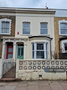 4 bedroom terraced house for rent in Thorpedale Road, London, N4