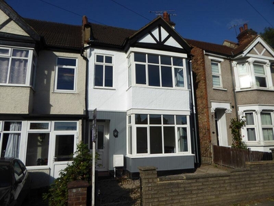 4 bedroom terraced house for rent in Woodcote Grove Road, Coulsdon, CR5