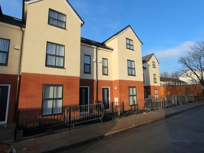 4 bedroom town house for rent in Green Lane, Liverpool - First month half price rent!, L13