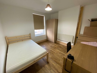 5 bedroom detached house for rent in Beeston Road, Dunkirk, Nottingham, NG7