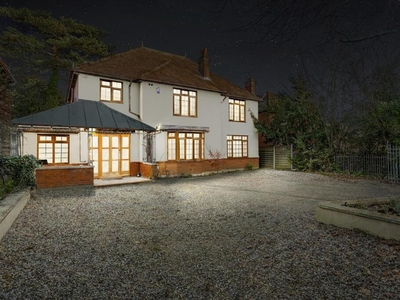 5 bedroom detached house for rent in Ingrave Road, Brentwood., CM15