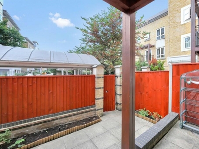 5 bedroom terraced house for rent in Ferry Street, Isle of dogs, Docklands, London, E14