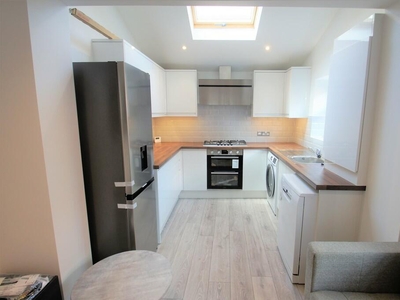 6 bedroom end of terrace house for rent in Braemar Road, Fallowfield, M14