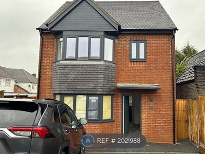 Detached house to rent in Somerset Avenue, Luton LU2
