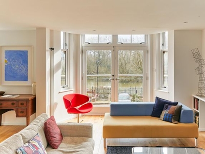 Flat for sale in Lower Square, Isleworth TW7