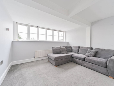 Flat in Leigham Court Road, Streatham Hill, SW16