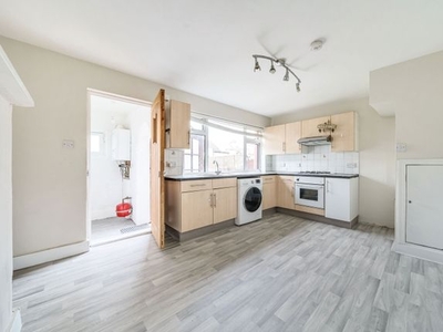 Flat to rent in Horton Hill, Epsom KT19