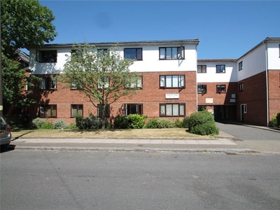 Flat to rent in Leicester Road, Barnet EN5