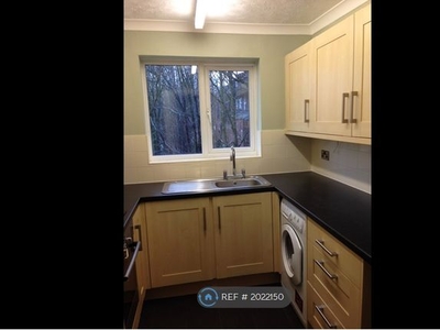 Flat to rent in Lingfield Close, High Wycombe HP13