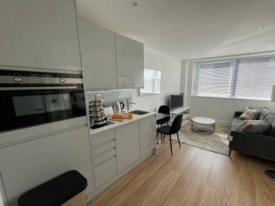 Flat to rent in Papermill House, Romford RM1