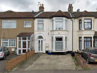 Flat to rent in Pembroke Road, Seven Kings, Ilford IG3