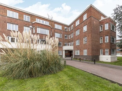 Flat to rent in Sheen Court, Richmond TW10