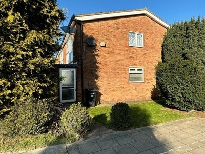 Flat to rent in St. Peters Close, Ilford IG2