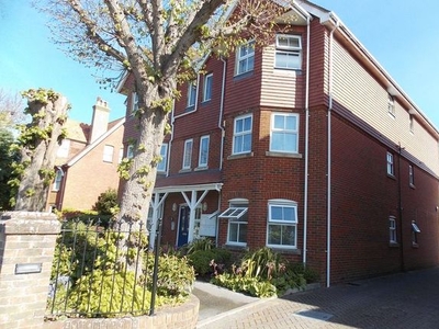 Flat to rent in Swallowmead, College Hill, Steyning BN44
